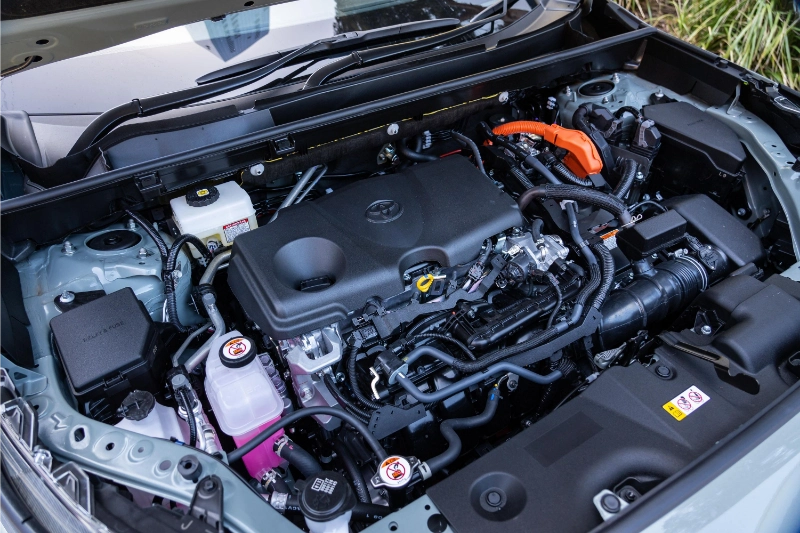 محرك البنزين القوي في تويوتا RAV4 فئة XLE دفع رباعي 2025
