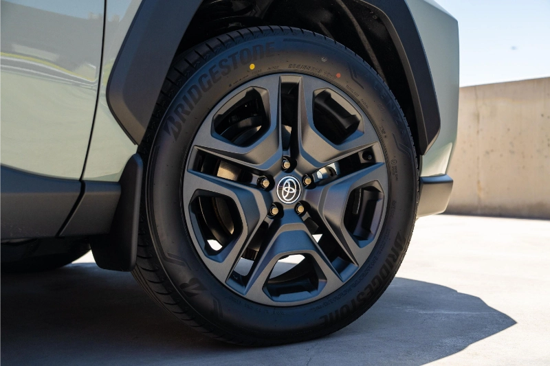 تصميم جنوط تويوتا RAV4 فئة XLE دفع رباعي 2025