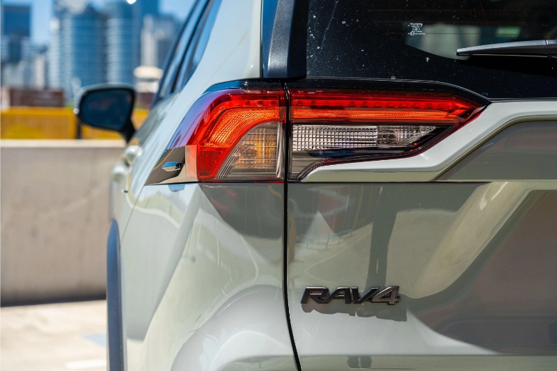 تصميم الإضاءة الخلفية في سيارة تويوتا RAV4 فئة XLE دفع رباعي 2025