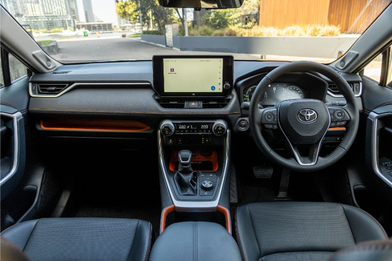 تصميم مقصورة تويوتا RAV4 فئة XLE دفع رباعي 2025