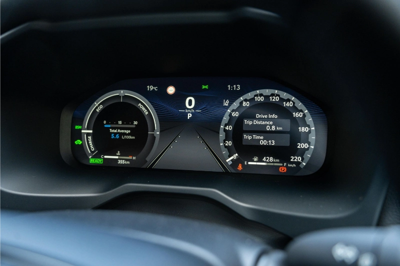 شاشة عدادات السائق وبيانات السيارة في تويوتا RAV4 فئة XLE دفع رباعي 2025