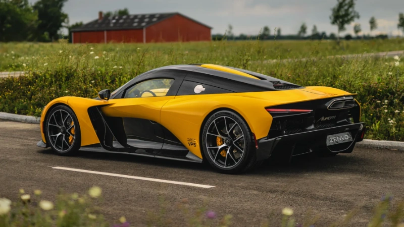 لقطة خلفية لجانب سيارة زينفو أورورا 2027 Zenvo Aurora