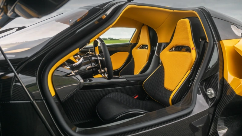 تصميم المقاعد الصفراء في سيارة زينفو أورورا 2027 Zenvo Aurora