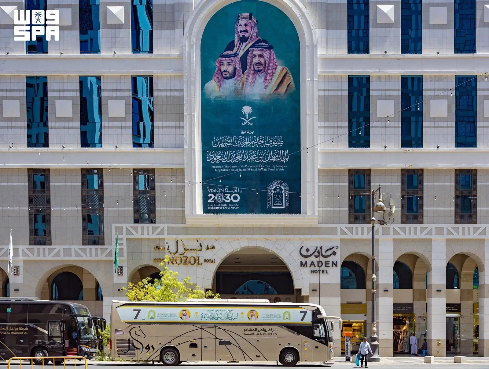 ضيوف البرنامج يشيدون بخدمات المملكة ورعاية القيادة
