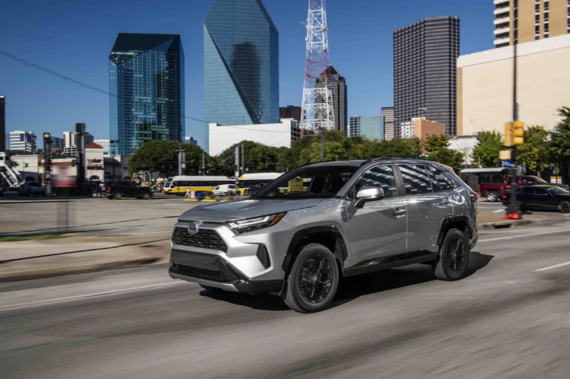 الأداء الرائع لسيارة تويوتا راف فور ADV 4X4 موديل 2025 داخل المدينة