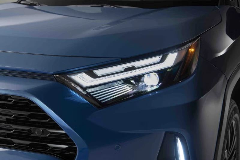 تصميم الإضاءة الأمامية في تويوتا راف فور ADV 4X4 موديل 2025
