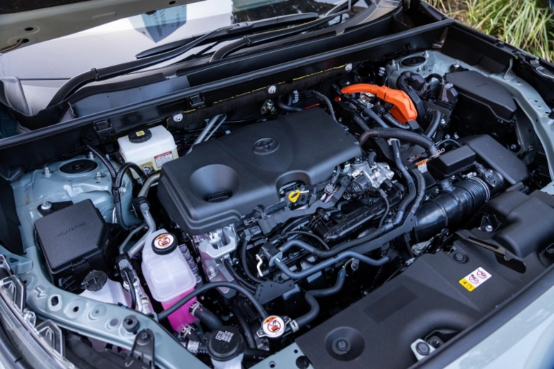 المحرك والأداء وتفاصيل القوة والعزم للمحرك الهجين في تويوتا راف 4 XLE 4X4 HEV 2025