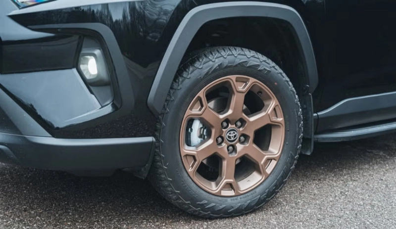 تصميم جنوط سيارة تويوتا راف 4 XLE 4X4 HEV 2025