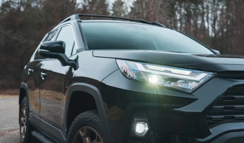 تصميم جانبي سيارة تويوتا راف 4 XLE 4X4 HEV 2025
