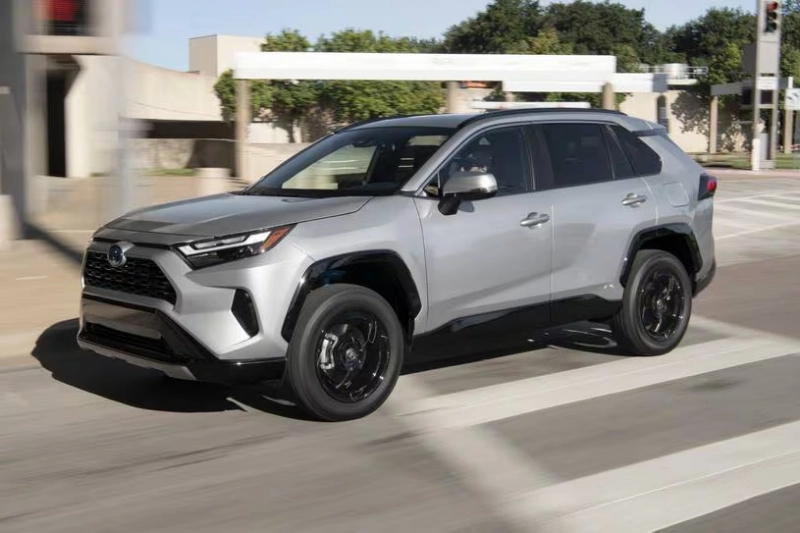 أداء المنعطفات لسيارة تويوتا راف 4 LTD 4X4 HEV 2025