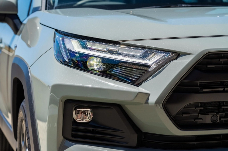 تصميم الإضاءة الأمامية في تويوتا راف 4 LTD 4X4 HEV 2025