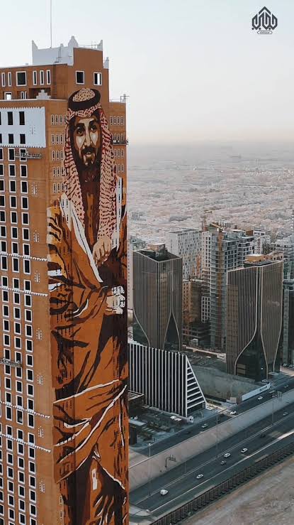 برج طويق يتألق في سماء الرياض