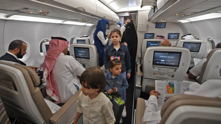 حجز تذكرة الطيران والسفر في منتصف الأسبوع