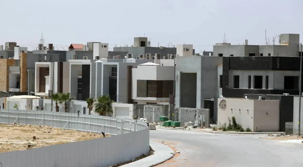 منح المستثمر نسبة من الأراضي مقابل تنفيذ وحدات سكنية