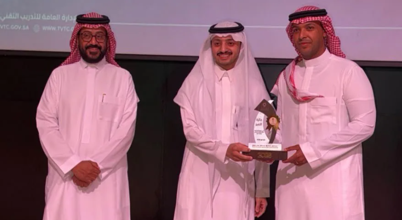 الكلية التقنية للاتصالات تتقدم في جائزة التميز