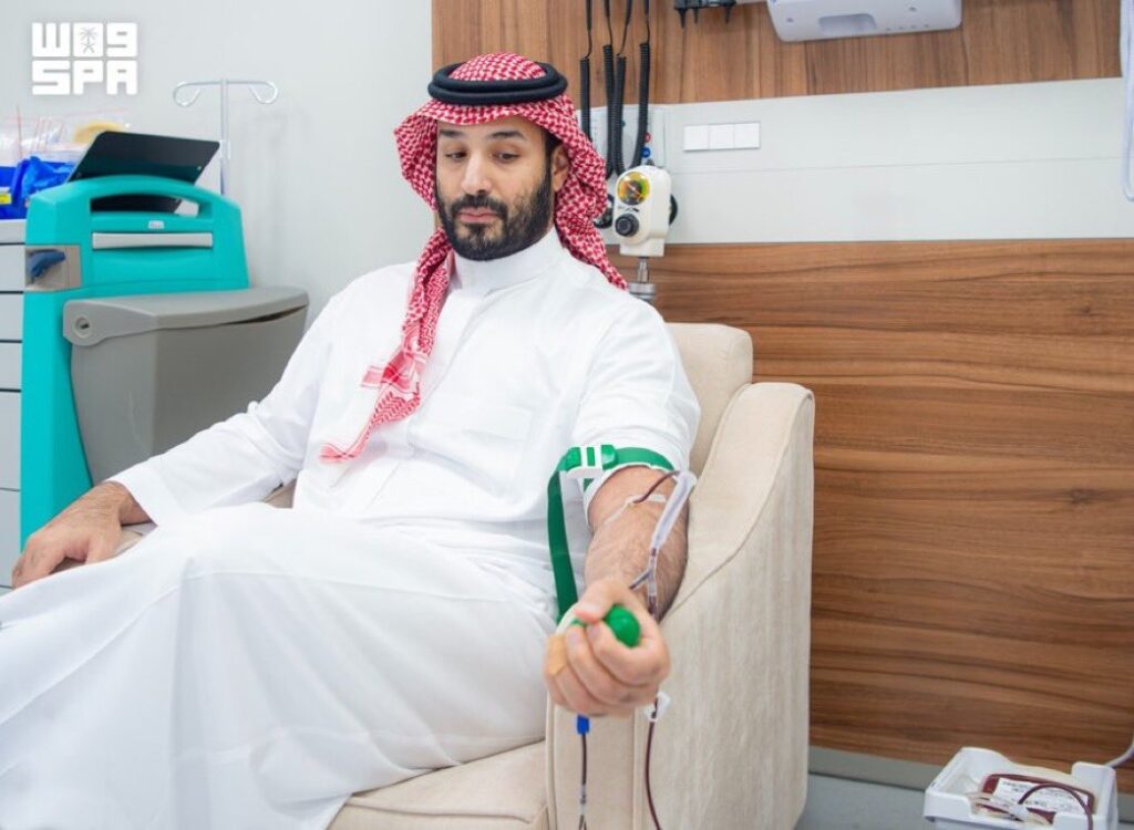 سمو ولي العهد يتبرع بالدم
