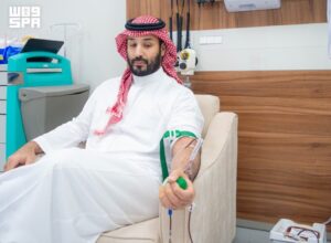 سمو ولي العهد يتبرع بالدم