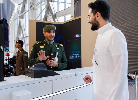 الداخلية تستعرض تقنيات الذكاء الاصطناعي