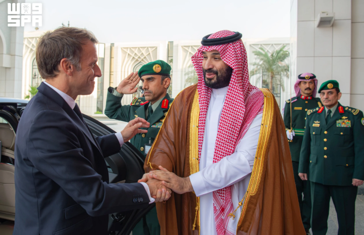 ولي العهد يستقبل رئيس فرنسا